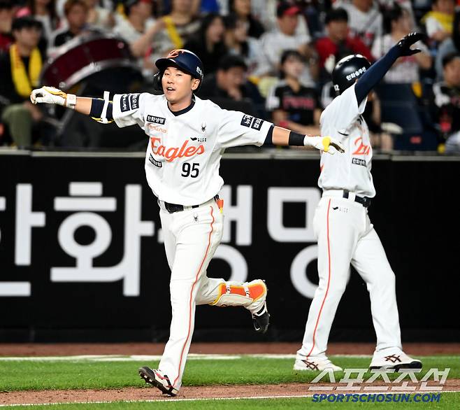 두 팔을 번쩍 들어올리며 홈런의 기쁨을 만끽