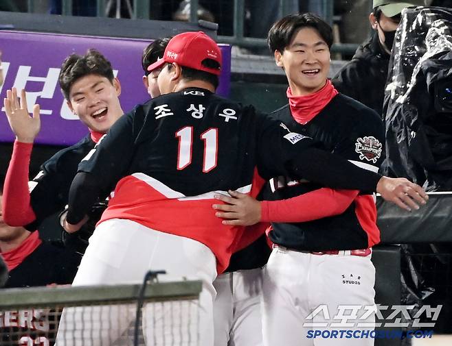 9일 부산 사직야구장에서 열린 KIA와 롯데의 경기, 8회말 2사 1,2루 위기를 무실점으로 넘긴 KIA 조상우가 곽도규와 포옹을 하고 있다. 부산=허상욱 기자wook@sportschosun.com/2025.04.09/