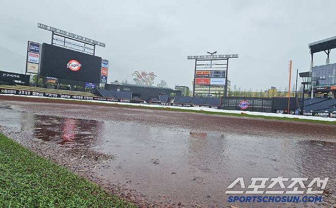 비가 내리고 있는 5월 1일 대전 한화생명볼파크의 모습. 대전=권인하 기자