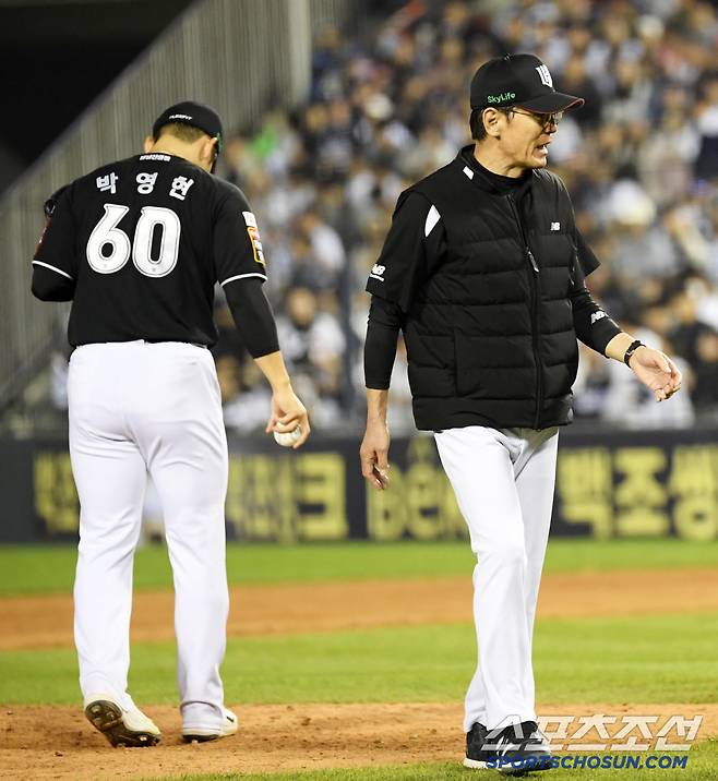 29일 잠실구장에서 열린 두산 베어스와 KT 위즈의 경기. 9회말 마운드를 직접 찾은 이강철 감독이 마무리 박영현을 격려하고 있다. 잠실=박재만 기자 pjm@sportschosun.com/2025.04.29/