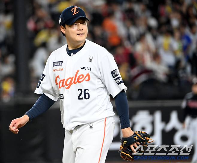30일 대전한화생명볼파크에서 열린 LG와 한화의 경기, 8회초를 무실점으로 막은 한화 한승혁이 더그아웃으로 향하고 있다. 대전=허상욱 기자wook@sportschosun.com/2025.04.30/