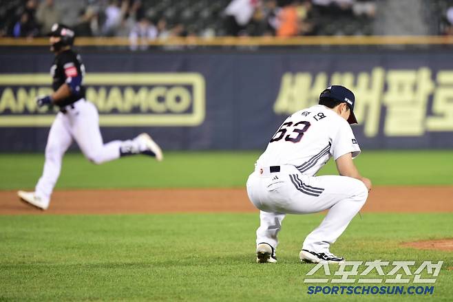 5월 1일 잠실구장에서 열린 KBO리그 두산과 KT의 경기. 9회초 KT 안현민이 두산 김택연을 상대로 동점 투런홈런을 날렸다. 주저앉은 김택연. 잠실=송정헌 기자songs@sportschosun.com/2025.05.01/
