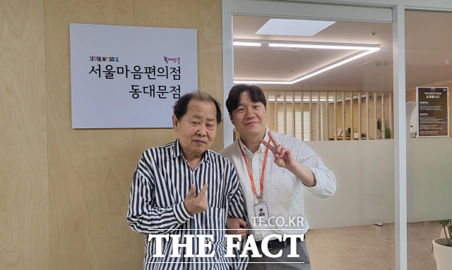 '서울마음편의점' 이용객 이성모(왼쪽) 씨와 유동헌 동대문종합사회복지관 대리. /정소양 기자