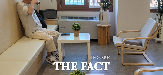 '서울마음편의점' 이용객이 소통 공간에서 커피를 마시며 휴식을 취하고 있다. /정소양 기자