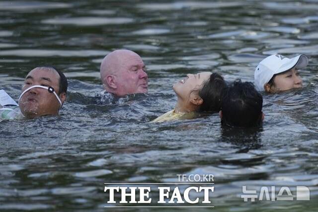 쉐브론챔피언십의 5인 연장전 끝에 우승한 일본의 사이고 마오(가운데)가 전통의 연못 세리머니를 하며 기쁨을 만끽하고 있다./ AP.뉴시스