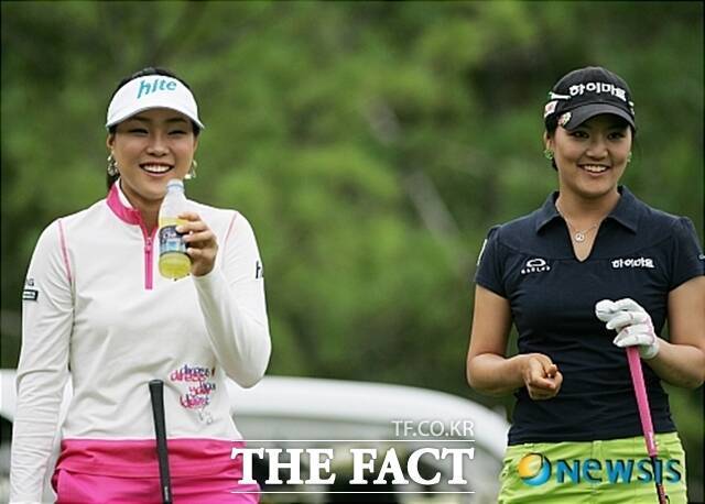 국내에서 치열한 라이벌 관계였던 유소연(오른쪽)과 서희경. 이들은 2011년 US여자오픈 연장전에서 만나 3홀 합계 승부 끝에 유소연이 챔피언에 올랐다. 사진은 2009년 KLPGA투어 KB국민은행 스타투어 2차전 모습./KLPGA제공.뉴시스