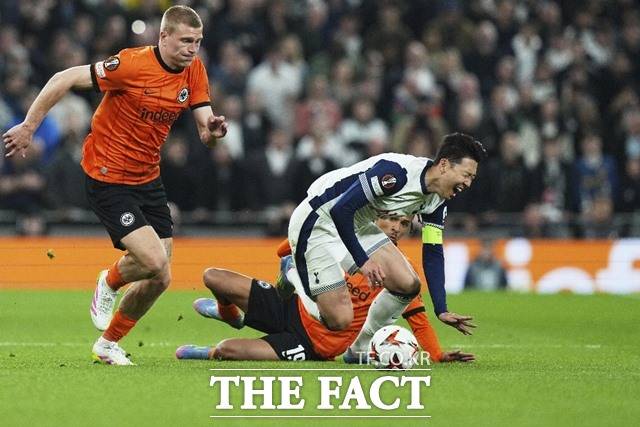 지난달 11일 프랑크푸르트와 UEL 8강 1차전에서 상대 태클에 고통스러워하는 손흥민. 손흥민은 이 경기 이후 5경기 연속 토트넘 경기에 결장하게 됐다./AP.뉴시스