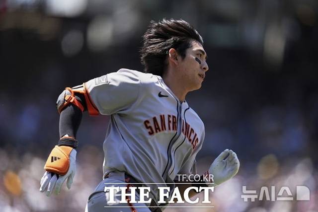 이정후가 1일(한국시간) 샌디에이고전에서 1루수 쪽 1타점 내야안타를 기록했다. /샌디에이고=AP.뉴시스