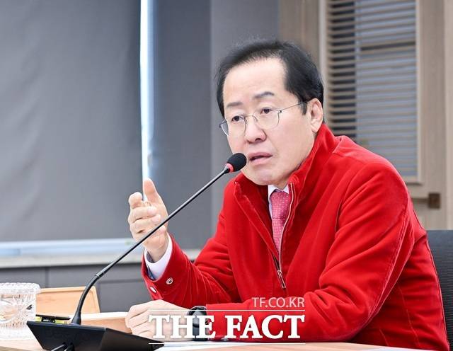 대구시장 재임 시절 빨간색 점퍼를 입고 회의를 주재하고 있는 홍준표 전 시장./대구시