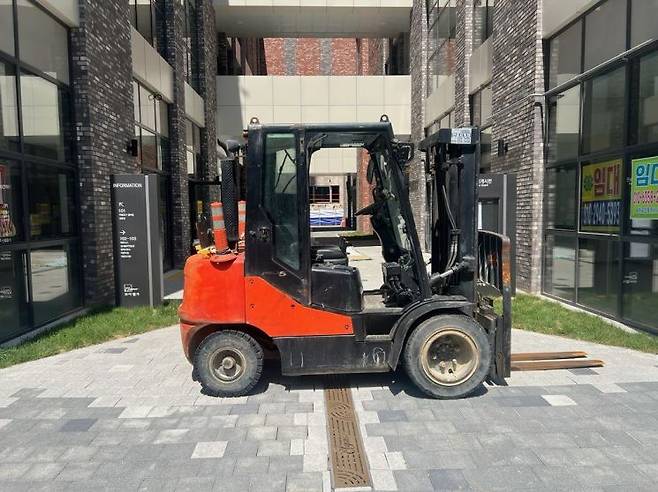 아파트 단지 입구에 배치된 지게차가 이사 차량 등의 진입을 차단하고 있다. 북구 제공