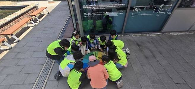 '인문도시 광주 동구로 초대합니다' 어린이시인학교 체험 모습.