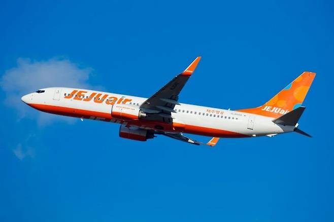 제주항공 B738 비행기가 하늘을 날고 있다. 제주항공