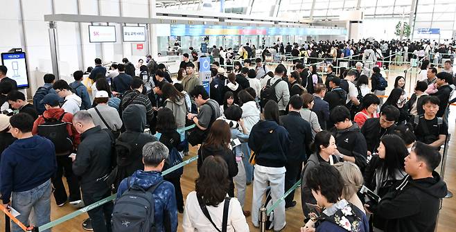 인천공항 ‘유심 교체’ 북새통 - 30일 오전 인천국제공항 제1여객터미널 SK텔레콤 로밍센터에 출국을 앞두고 유심을 교체하려는 사람들이 몰리면서 긴 줄이 생겼다. SK텔레콤은 이번 해킹 사고 때 소극적으로 대처하면서 결과적으로 고객 불편을 키웠다는 비판을 받고 있다. 지난 29일까지 일주일 동안 SK텔레콤에서 KT나 LG유플러스로 통신사를 바꾼 사람만 9만명에 육박한다. /고운호 기자