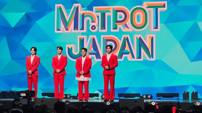‘미스터트롯 재팬’ 결승 축하 무대에 나선 ‘미스터트롯3’ 진 김용빈(왼쪽부터)·선 손빈아·미 천록담·한류스타상 최재명이 일본 관객과 마스터 앞에서 자기 소개를 하고 있다. 사전 녹화는 3월 26일 진행됐으며, 오는 3일 일본에서 방영된다./최보윤 기자