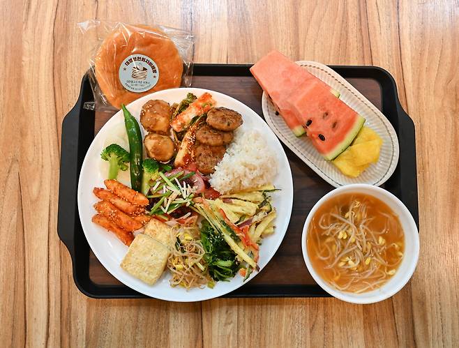 지난달 22일 서울 동대문구 연화사 '청년밥심' 행사에서 대학생들에게 제공된 사찰 음식. 이날 준비된 메뉴는 밥과 국, 비건완자, 야채튀김, 수박 등 무려 18개에 달했다./ 고운호 기자