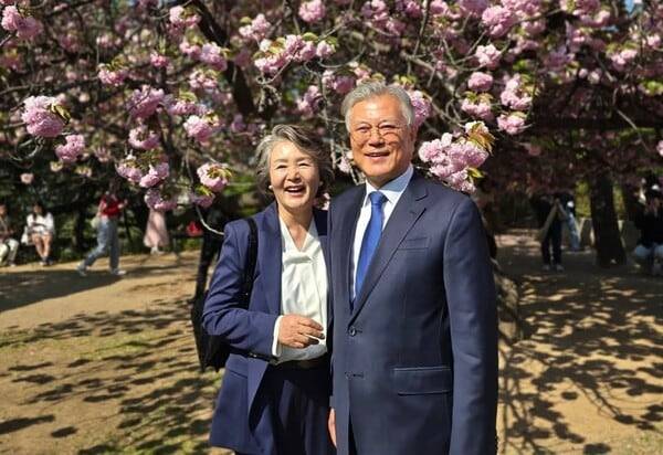 지난달 25일 국회를 찾아 사랑재 건물 앞에서 사진을 찍은 문재인 전 대통령과 김정숙 여사./문 전 대통령 페이스북