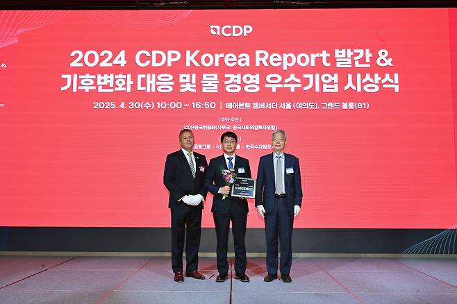 ‘2024 CDP 코리아 어워드’ 시상식에서 김제영 현대건설 안전수행지원실 실장(가운데)이 CDP 한국위원회 주요 관계자들과 기념 촬영하고 있다. / 사진 = 현대건설