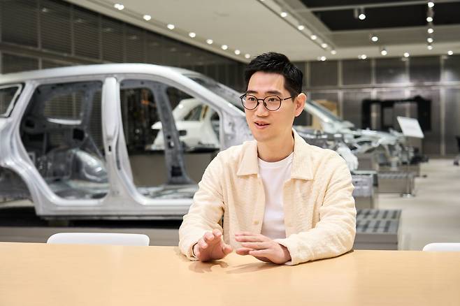 배터리 내구 수명을 연구 중인 윤달영 현대차·기아 배터리개발센터 책임연구원. /현대차 제공