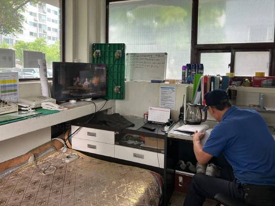 1일 찾은 대전 서구의 한 아파트 경비실에는 임시로 휴식 공간이 만들어져 있다. 유혜인 기자