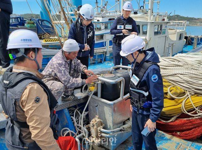 한국해양교통안전공단 관계자가 어선원 안전감독관의 현장이행점검을 지원하고 있다. ⓒ한국해양교통안전공단