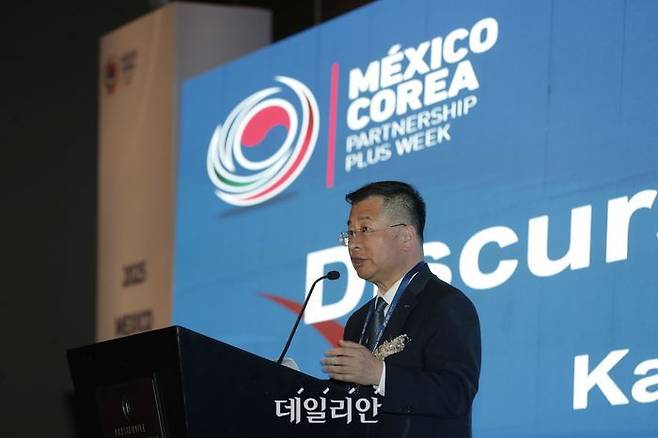 강경성 대한무역투자진흥공사(KOTRA) 사장이 현지 시간 4월 29일 멕시코시티에서 열린 '한-멕시코 파트너십 플러스 위크'의 미래협력포럼에서 개회사를 하고 있다.ⓒKOTRA