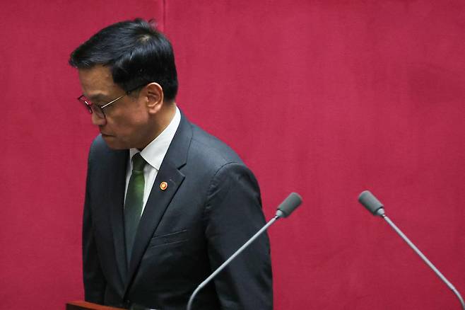 1일 서울 여의도 국회에서 열린 제424회 국회(임시회) 제7차 본회의에서 2025년도 제1회 추가경정예산안이 통과된 뒤 최상목 경제부총리 겸 기획재정부 장관이 감사인사말을 마치고 이석하고 있다. 뉴시스