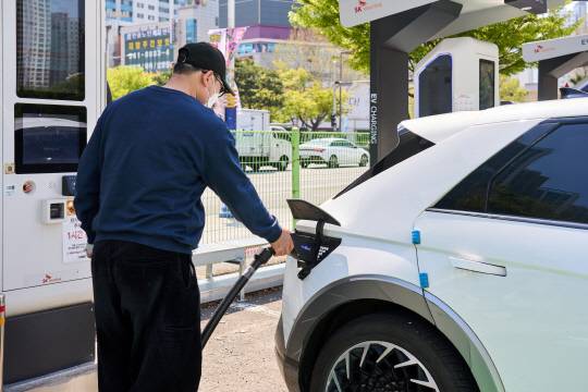 3년만에 누적 주행거리 66만km를 기록한 아이오닉 5와 차주 이영흠씨. 현대차그룹 제공