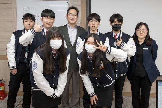 이재용(윗줄 왼쪽 세번째) 삼성전자 회장이 지난 2023년 3월 7일 경북 구미시 '구미전자공업고등학교'를 방문해 수업을 참관하고 학생들과 기념촬영을 하고 있다. 삼성전자 제공