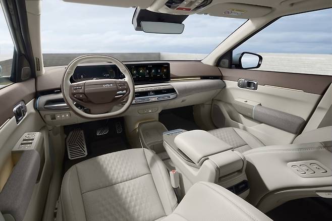 하만카돈 프리미엄 카오디오 시스템을 탑재한 기아 EV4 실내