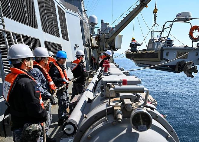 해군은 지난 4월 28일부터 5월 1일까지 서해와 남해에서 압도적인 군사대비태세 확립과 필승의 전투의지 고양을 위해 함대종합전투훈련을 실시했다. 해군3함대 광주함(FFG-Ⅰ, 2500t)이 지난 29일 남해상에서 합동 해양차단작전을 위해 고속단정(RIB)을 강하하고 있다. 해군 제공