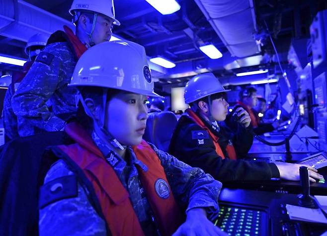 해군은 지난 4월 28일부터 5월 1일까지 서해와 남해에서 압도적인 군사대비태세 확립과 필승의 전투의지 고양을 위해 함대종합전투훈련을 실시했다. 해군2함대 서울함(FFG-II, 3100t) 승조원들이 지난 29일 전투지휘실에서 대잠전 훈련을 하고 있다. 해군 제공