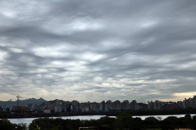 1일 서울 여의도 하늘에 ‘거친물결구름’이 나타나 있다. 사진=박범준 기자