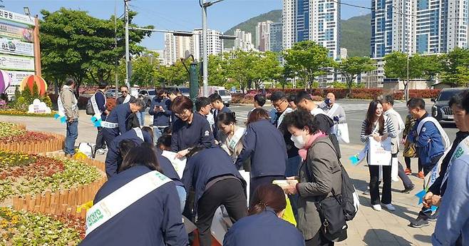 지난달 30일 오후 부산시민공원 등지에서 ‘안(安)며들기 캠페인’이 열린 가운데 부산지방고용노동청과 안전보건공단 부산광역본부 등 참여자들이 시민들에 생활안전 홍보물을 전하고 있다. 부산지방고용노동청 제공