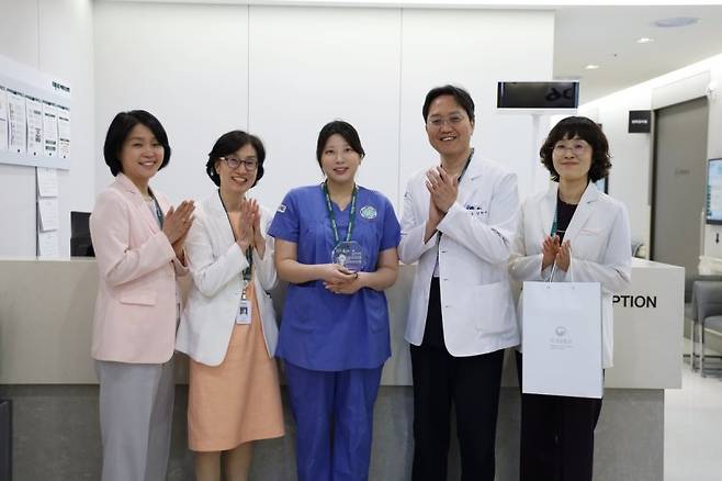 감사패 받는 최애리(가운데) 간호사/사진=연합뉴스