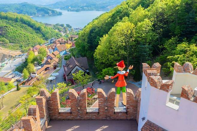 청평호반이 내려다 보이는 쁘띠프랑스 & 이탈리아마을. 쁘띠프랑스 제공