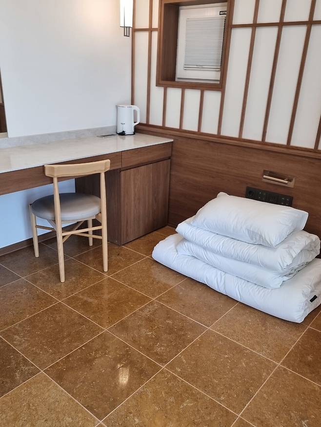 아이쿱요양병원 병실. 모든 입원 환우들은 1인1실이 주어진다. 아이쿱요양병원은 “다인실의 경우 많은 환자로 인한 소란스러움이 스트레스가 되는 등 암 극복에 도움이 안 된다고 판단해 1인실 구조로 설계했다”고 설명한다. 김보근 선임기자 tree21@hani.co.kr