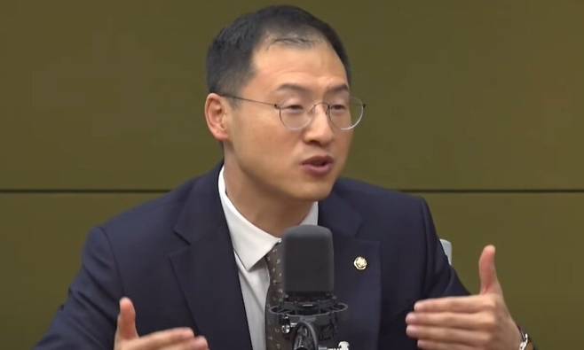 김상욱 국민의힘 의원이 1일 시비에스 라디오 김현정의 뉴스쇼에 나와 말하고 있다. 유튜브 갈무리