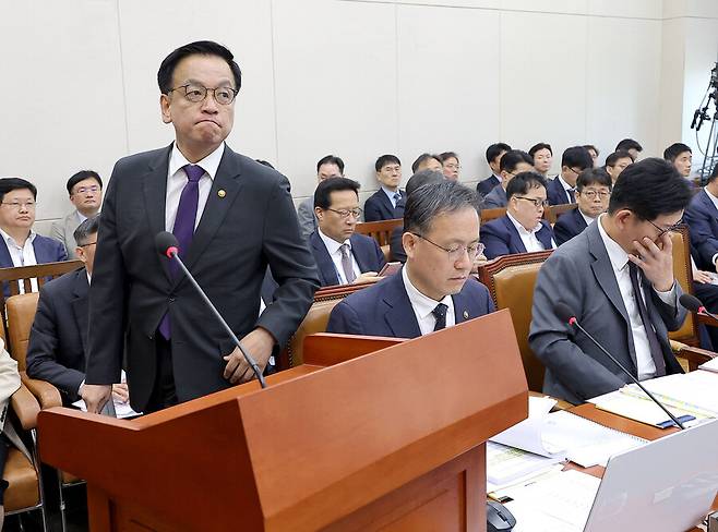 최상목 부총리 겸 기획재정부 장관이 30일 서울 국회에서 열린 기획재정위원회 전체회의에서 현안보고를 위해 이동하고 있다. 연합뉴스