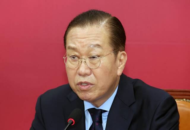 권영세 국민의힘 비상대책위원장이 1일 오후 서울 여의도 국회에서 공직선거법 위반 혐의로 기소된 더불어민주당 이재명 대선후보에게 무죄를 선고한 2심 판결이 대법원에서 유죄 취지로 파기 환송된 것과 관련해 기자회견을 하고 있다. 김경호 선임기자 jijae@hani.co.kr