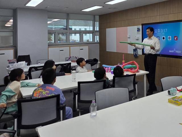 산불로 학교 건물이 불에 탄 경북 영덕 지품초등학교 학생들이 3월 28일 영덕도서관에서 수업을 받고 있다. 영덕교육지원청 제공