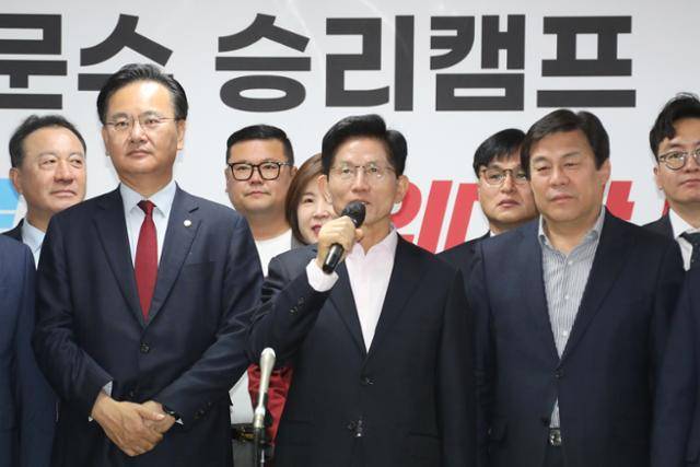 30일 서울 여의도 김문수 전 고용노동부 장관 경선 캠프 사무실에서 홍준표 전 대구시장 캠프 소속 의원 등의 지지선언식이 열린 가운데 김 전 장관이 발언하고 있다. 김문수 캠프 제공