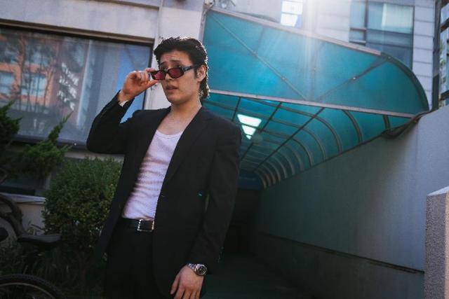 '야당'은 대한민국 마약판을 설계하는 브로커 야당, 더 높은 곳에 오르려는 검사, 마약 범죄 소탕에 모든 것을 건 형사가 서로 다른 목적을 가지고 엮이며 펼쳐지는 일들을 그린 범죄 액션 영화다. '야당' 스틸컷