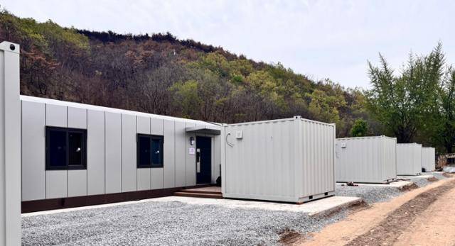 경북도가 산불 이재민들에게 공급할 임시 조립식주택 앞에 생활용품 등을 보관할 수 있는 창고들이 놓여 있다. 경북도 제공