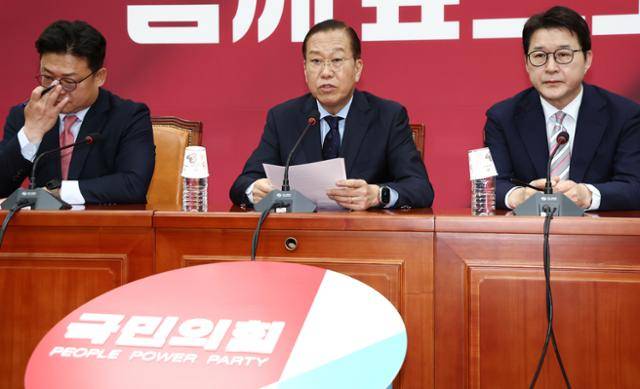 권영세(가운데) 국민의힘 비상대책위원장이 1일 서울 여의도 국회에서 이재명 더불어민주당 대통령 후보 선거법 위반 대법원 파기환송 판결 관련 기자회견을 하고 있다. 뉴스1