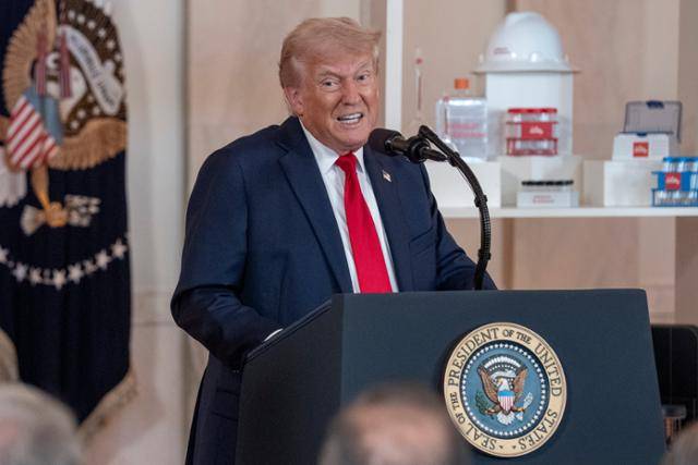 도널드 트럼프 미국 대통령이 지난달 30일 워싱턴DC 백악관에서 열린 '대미 투자(Investing in America)' 행사에서 연설하고 있다. 워싱턴=EPA 연합뉴스