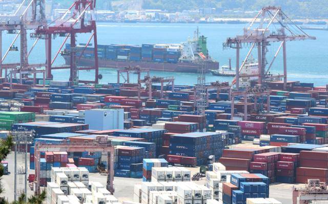 4월 30일 부산항 신선대부두 야적장에 컨테이너가 쌓여있다. 부산=연합뉴스