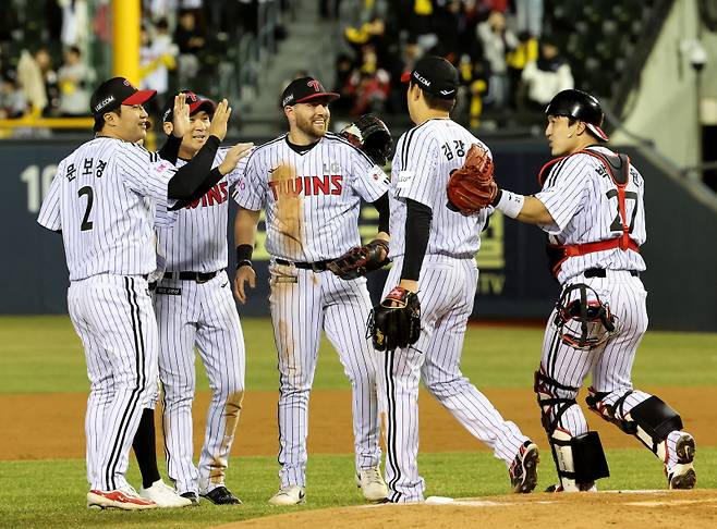 2025 KB0리그 프로야구 LG트윈스와 한화이글스의 경기가 25일 오후 서울 잠실야구장에서 열렸다. 5대 0 승리로 개막 3연승을 거둔 LG 선수들이 경기 후 자축하고 있다. 잠실=김민규 기자 mgkim1@edaily.co.kr /2025.03.25/
