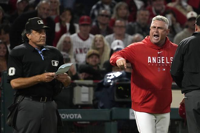 <yonhap photo-2623="">오타니 쇼헤이(현 LA 다저스)가 LA 에인절스 소속이던 2023년 6월 12일(한국시간) 시애틀 매리너스전에서 필 쿠지(왼쪽) 심판으로부터 스트라이크 아웃을 선언당하자 필 네빈 감독이 나와 강하게 항의하고 있다. AP=연합뉴스&nbsp;&nbsp;</yonhap>