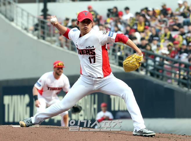23일 오후 광주 기아챔피언스필드에서 열린 2025 프로야구 NC 다이노스와 KIA 타이거즈 경기. KIA 투수 임기영이 6회 선발 양현종에 이어 마운드를 밟은 뒤 투구하고 있다. 광주=정시종 기자 /2025.03.23.