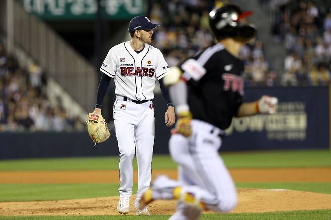 경기에서 타구가 처리되는 걸 지켜보는 브랜든 와델. 두산 제공